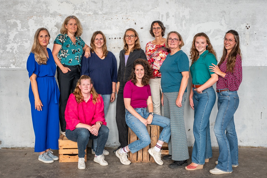 Groepsfoto waarop 10 medewerkers van de bibliotheek te zien zijn.