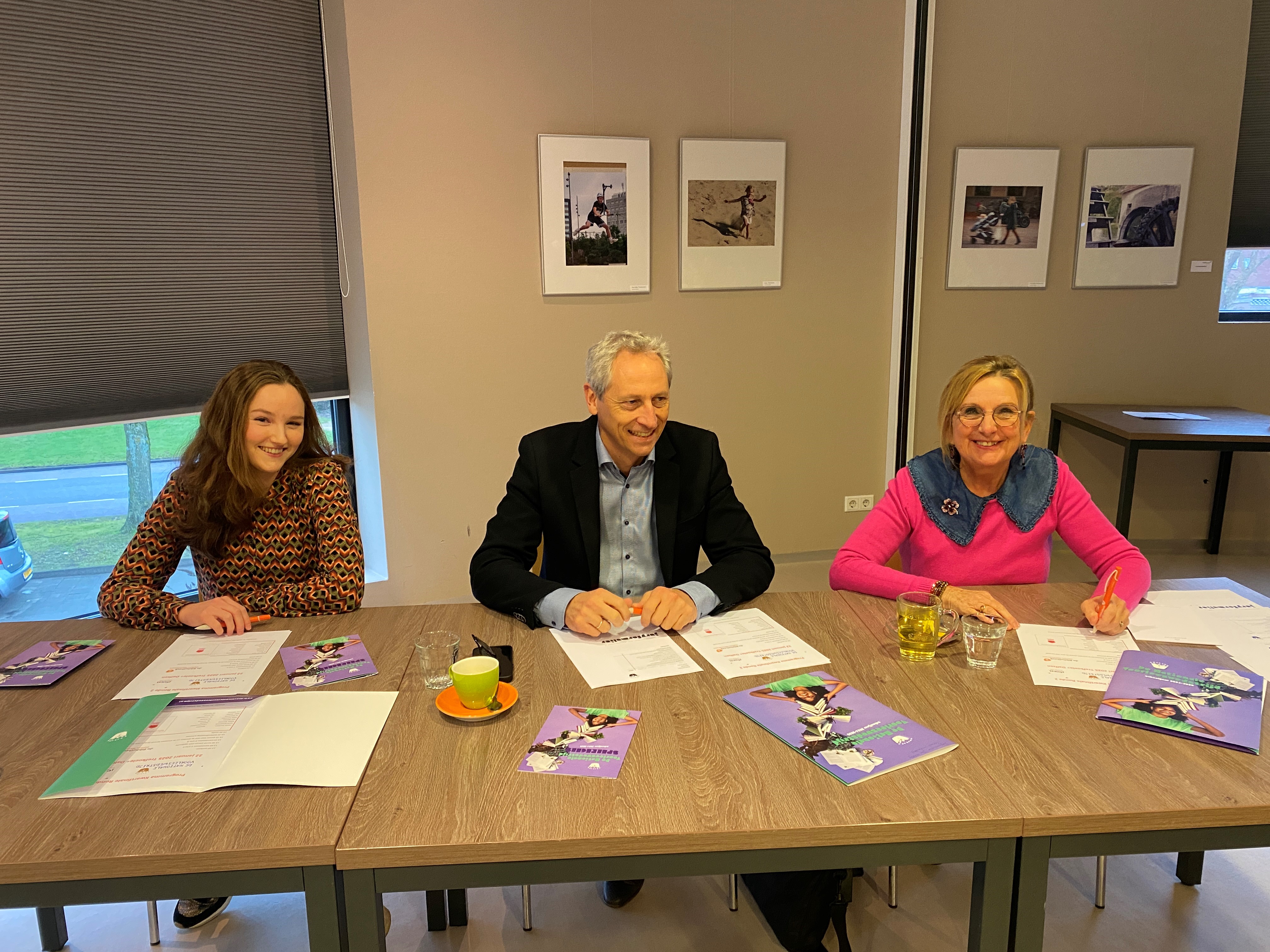 De 3 juryleden zitten aan een tafel met scoreformulieren voor zich