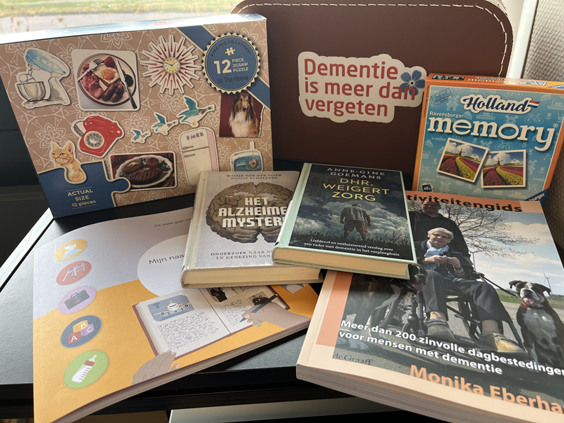 Verschillende boeken, spelletjes en foldermateriaal die allemaal te maken hebben met dementie.