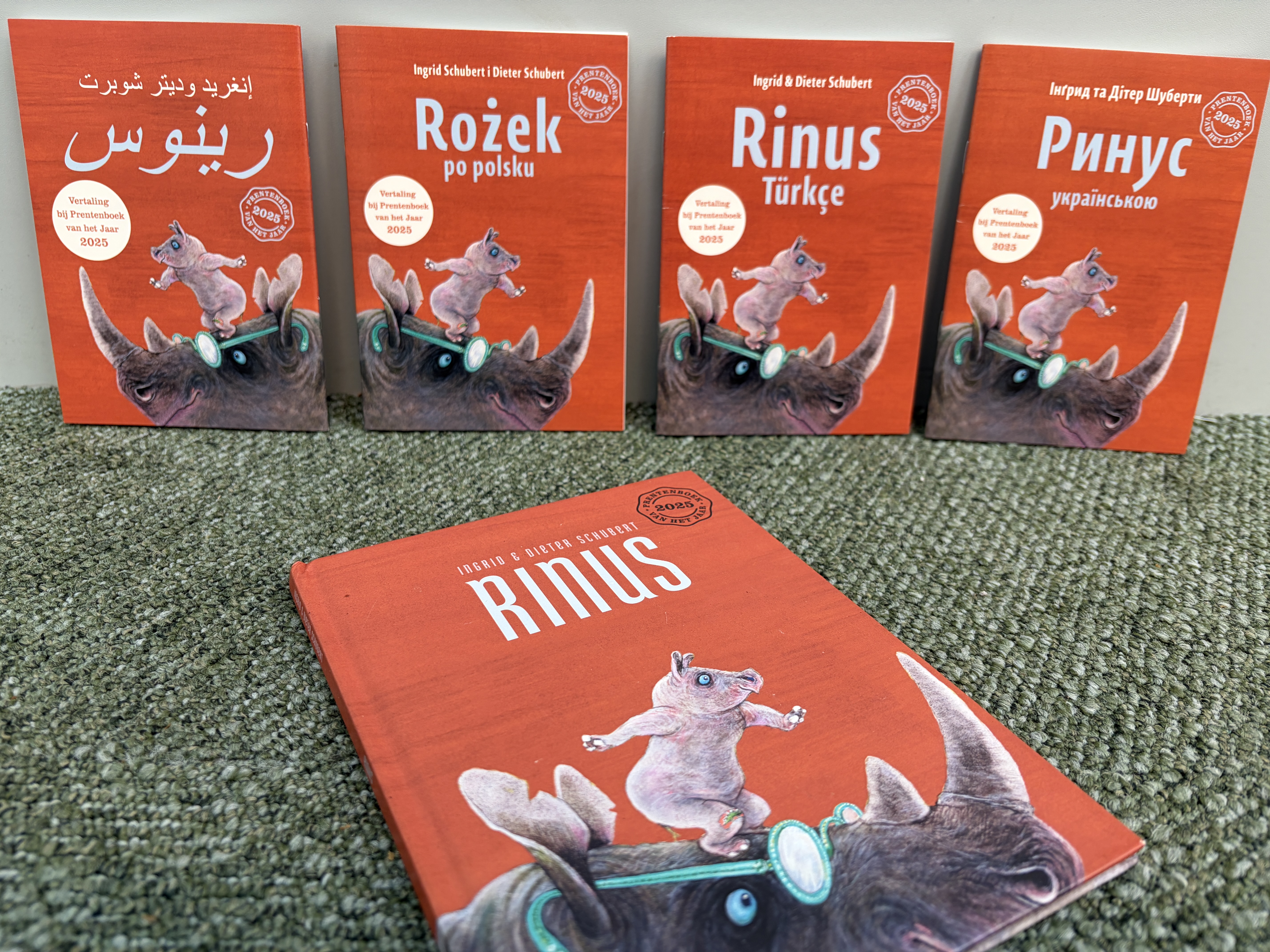 Verschillende versies van het boek Rinus in verschillende talen