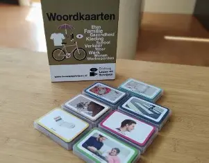 Stapeltjes woordkaarten met afbeeldingen en daaronder de omschrijving
