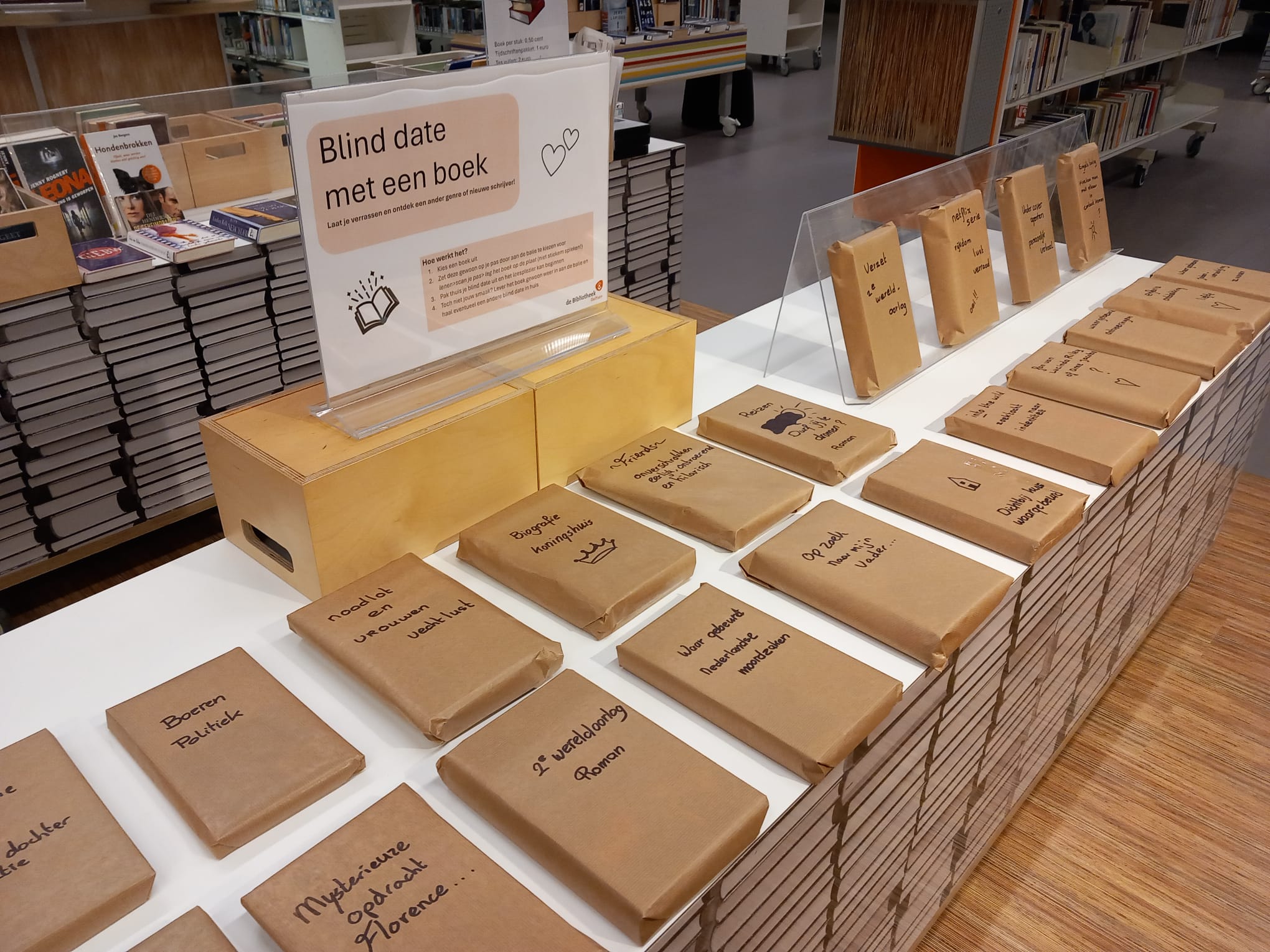 Tafel met boeken ingepakt in bruin papier met daarop korte teksten.