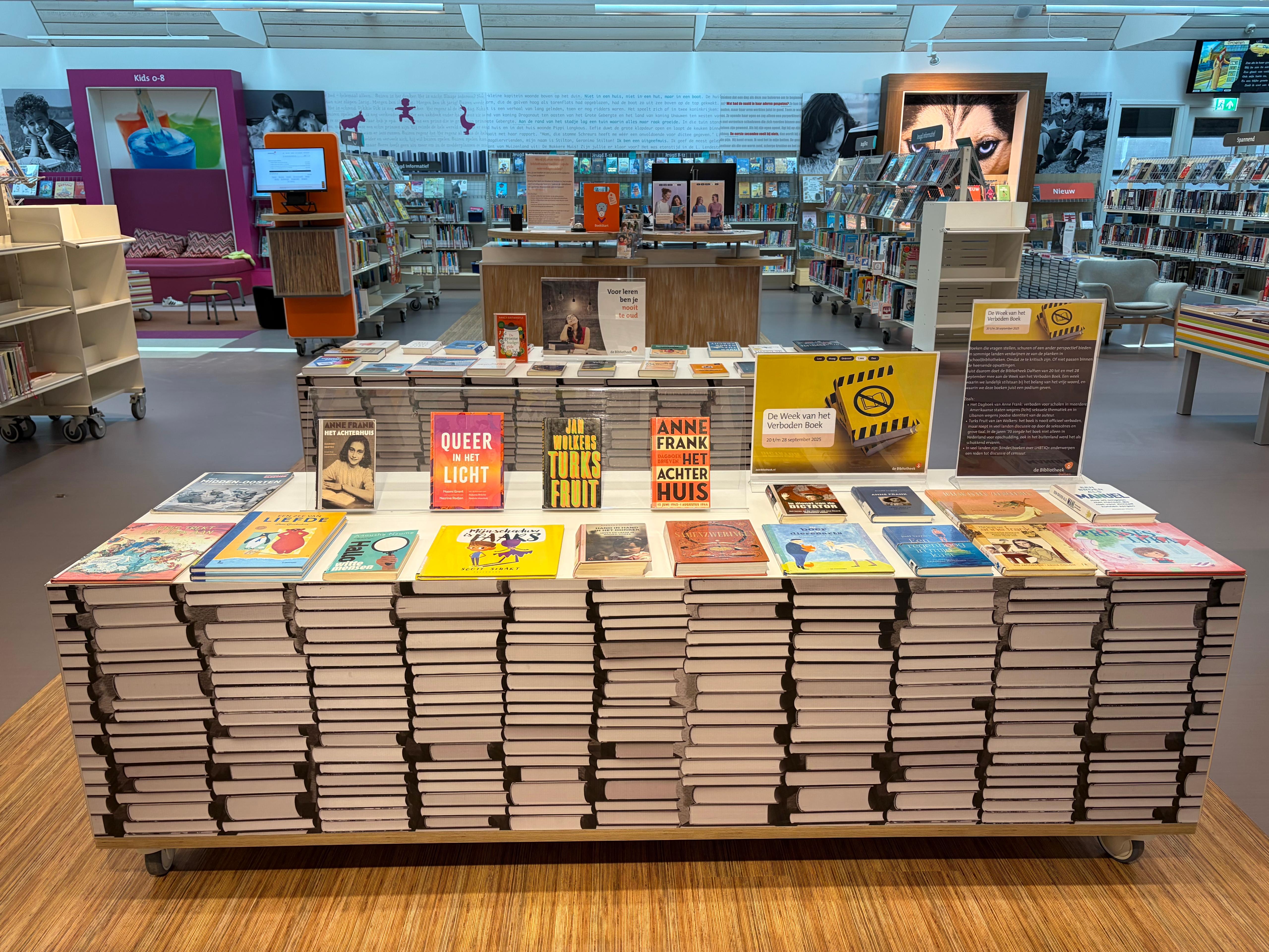 Tafel met boeken die passen in het thema 'Het verboden boek'.