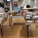 Tafel met dozen waarin boeken zitten van verschillende genres die te koop zijn. 