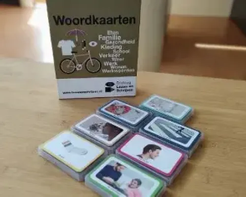Verschillende stapeltjes met kaarten waarop een afbeelding is te zien met daaronder de beschrijving. 