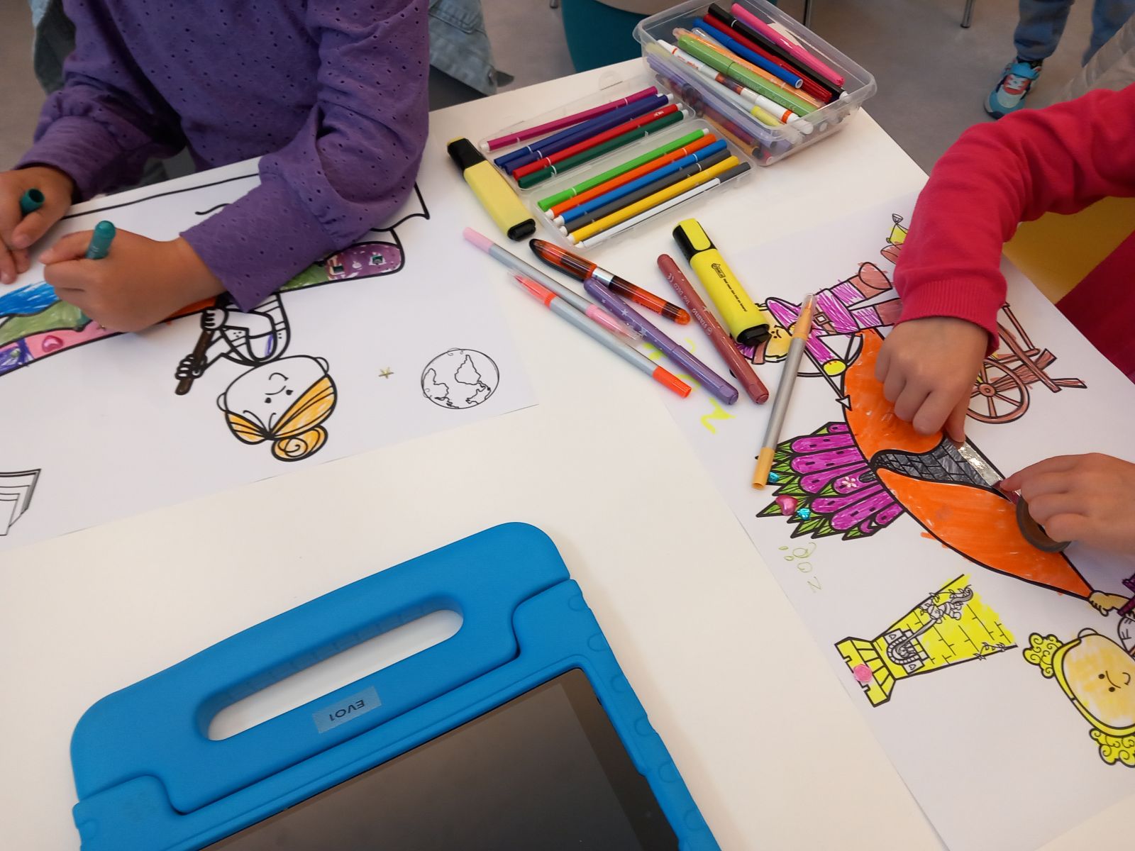 Kinderhanden die aan het tekenen zijn