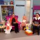 Twee vrijwilligers verkleed als Sinterklaas en Piet in afwachting om kinderen te gaan voorlezen