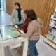 3 deelnemers oefenen op een multitouchtable met taalspelletjes